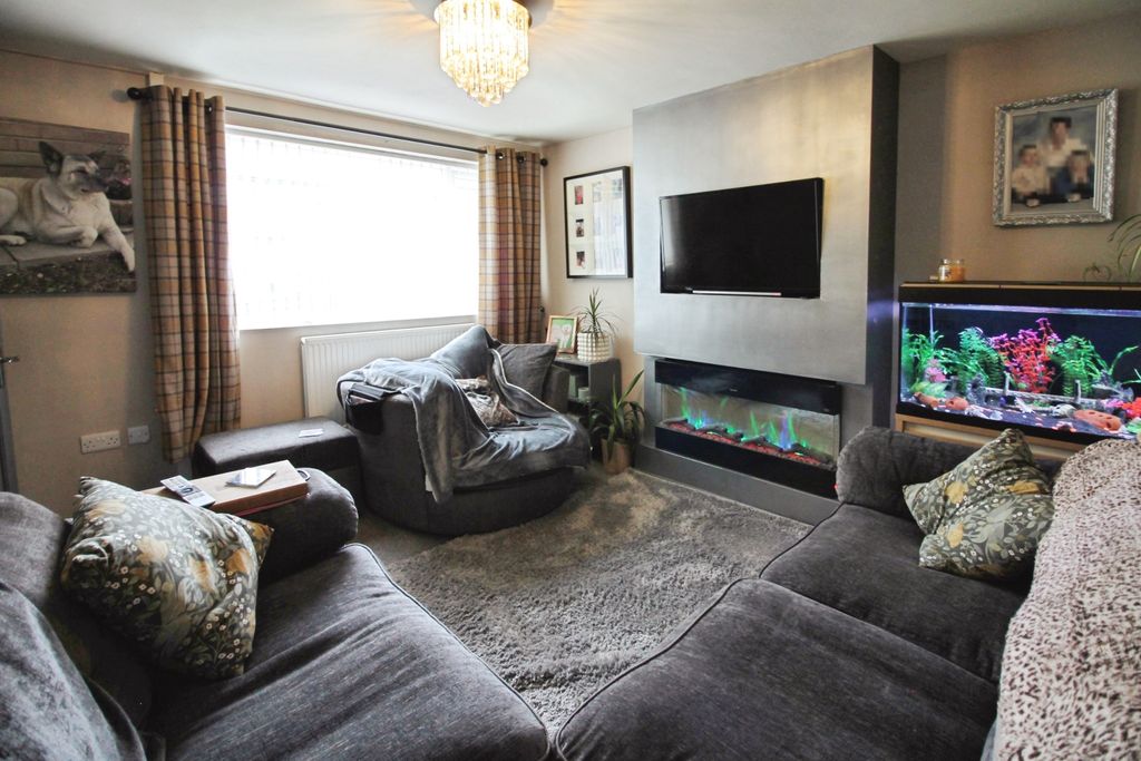 Property photo 3 of 18 Living Room