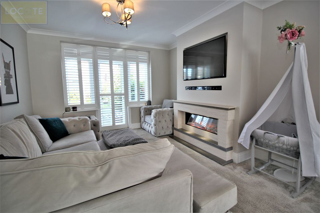 Property photo 3 of 17 Lounge Area