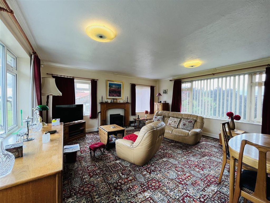 Property photo 3 of 25 Lounge