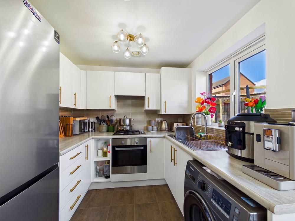 Property photo 3 of 11 Kitchen