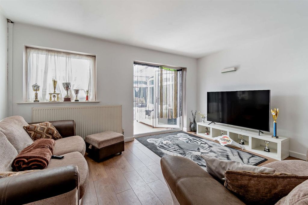 Property photo 2 of 12 8658890-Interior05-800.Jpg
