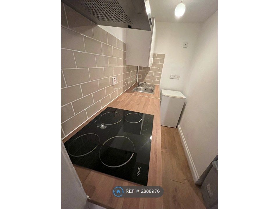 Property photo 3 of 10 Room5