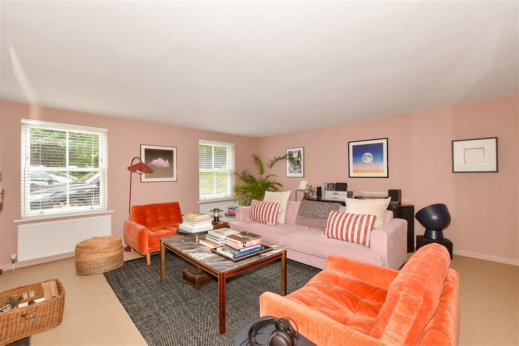 Property photo 3 of 24 Lounge