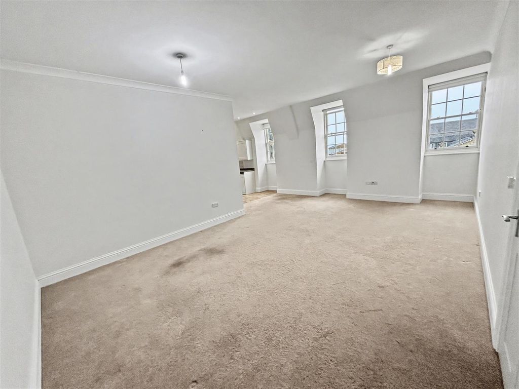 Property photo 3 of 12 Lounge