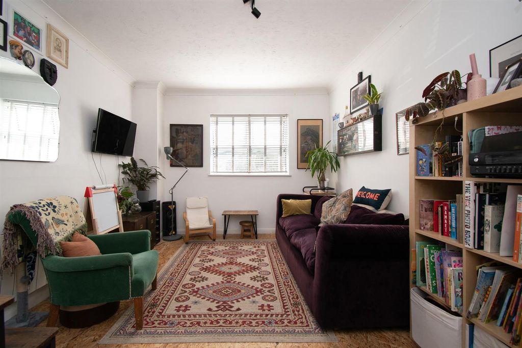 Property photo 3 of 12 Living Space