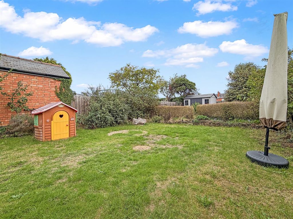 Property photo 3 of 29 Generous Private Garden 124
