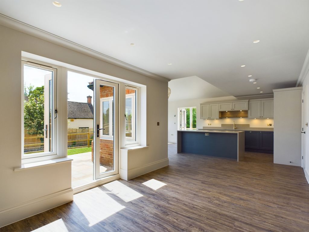 Property photo 3 of 18 Cam02136G0-Pr0041-Still005