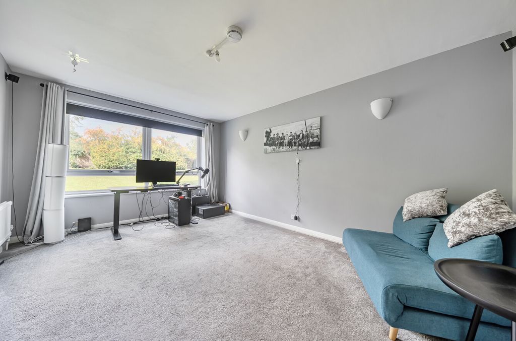 Property photo 3 of 13 1347345-7-68Beea1...