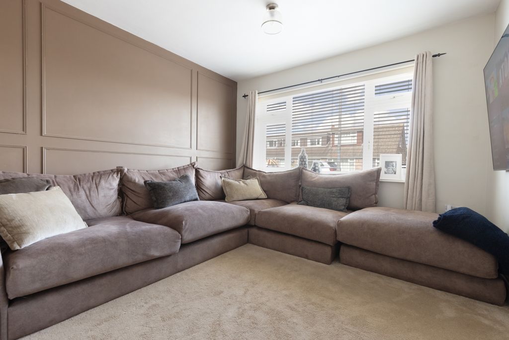 Property photo 3 of 12 Lounge