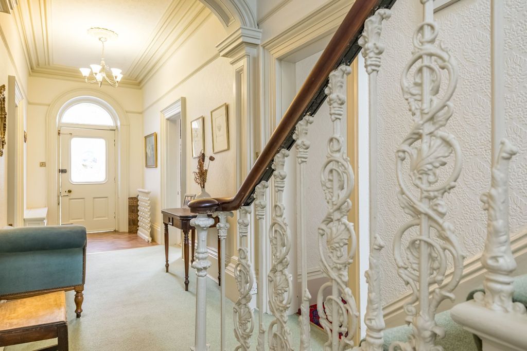 Property photo 2 of 43 Entrance Hall