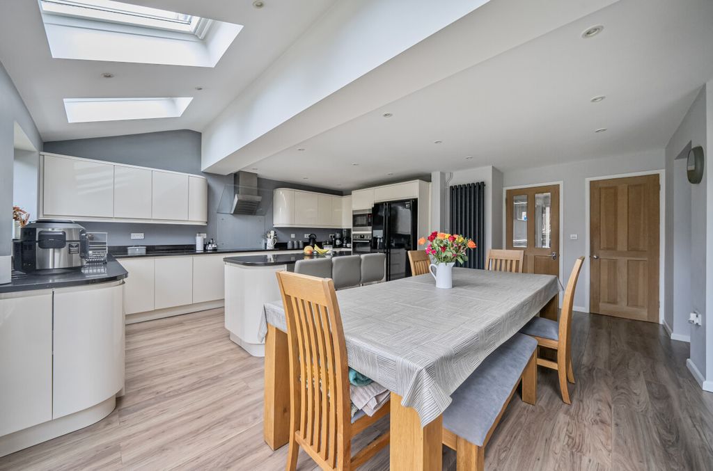 Property photo 3 of 12 1376409-26-692482...