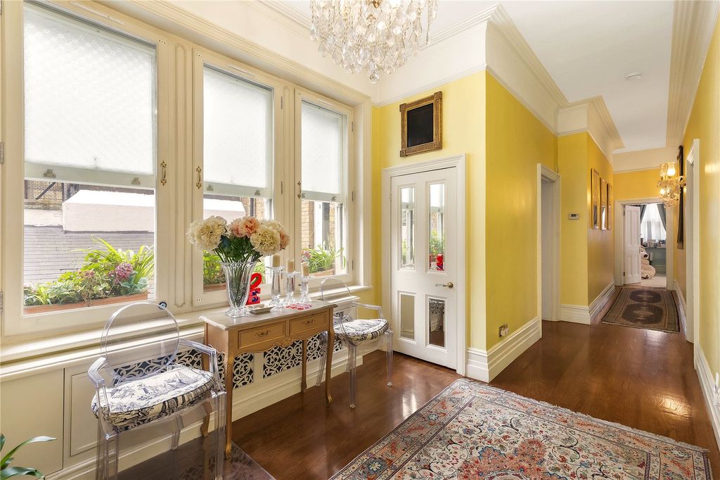 Property photo 3 of 6 Hallway