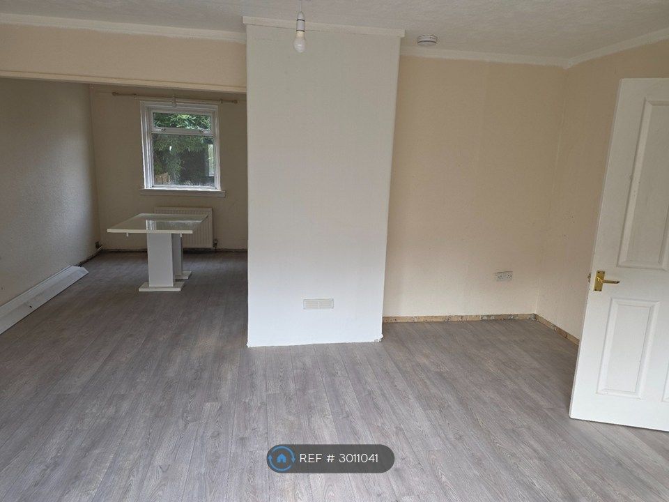 Property photo 3 of 13 Livingroom