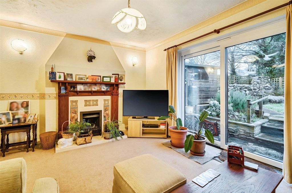 Property photo 3 of 10 Lounge