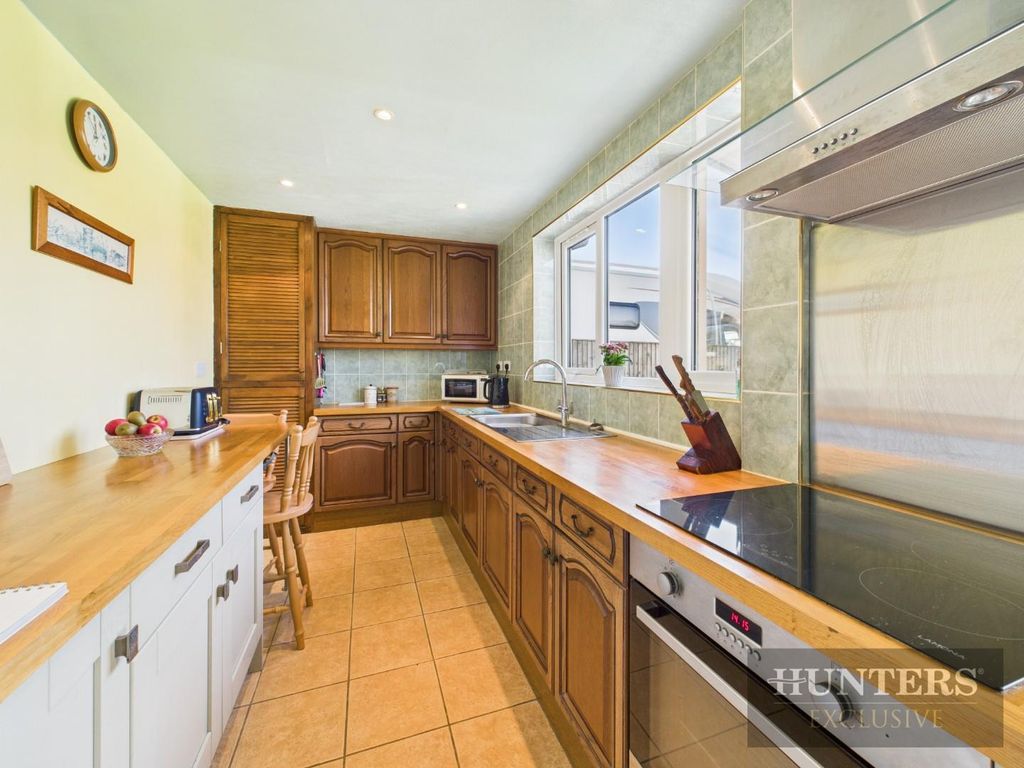Property photo 2 of 17 Kitchen