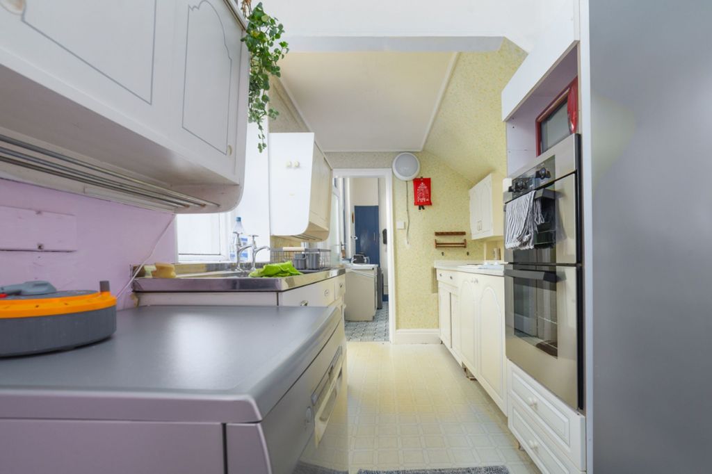 Property photo 3 of 20