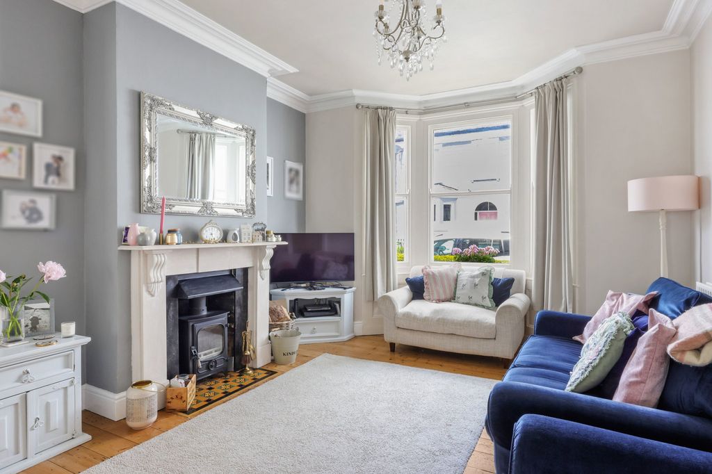 Property photo 2 of 19