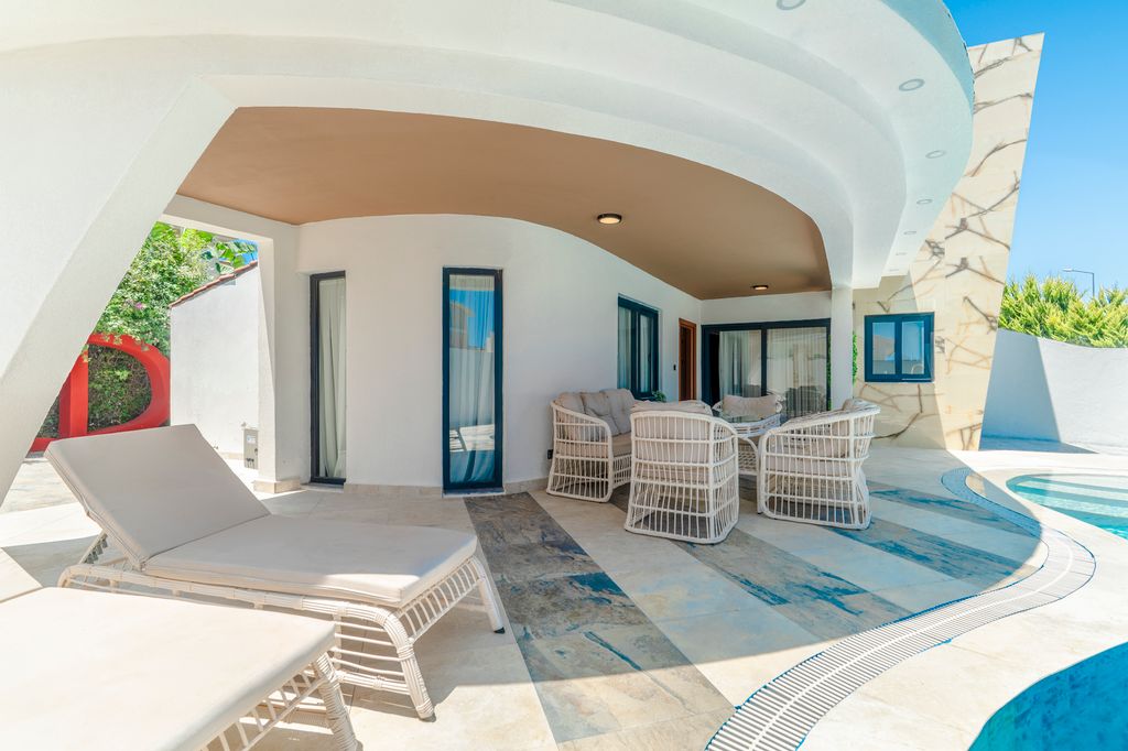 Property photo 2 of 16 Striking Villa With A Private Pool For Sale In Belek, Antalya - Poolside Sun Terraces