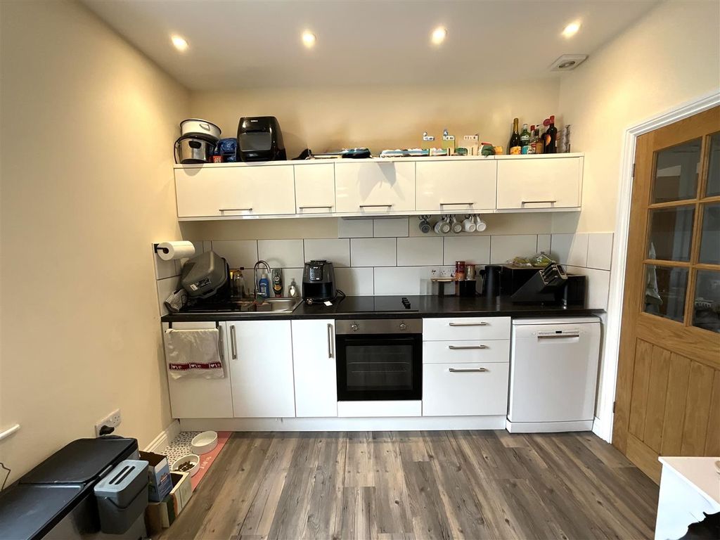 Property photo 1 of 13 Lounge / Kitchen
