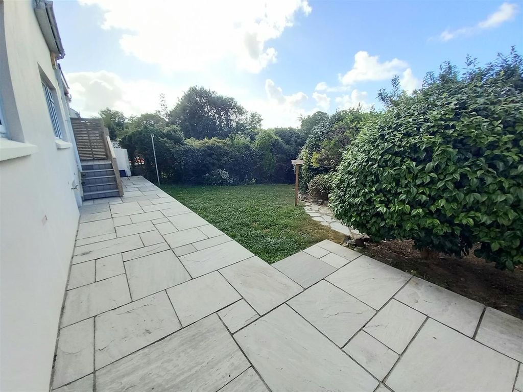 Property photo 2 of 12 2 Moreton Park Garden.Jpg