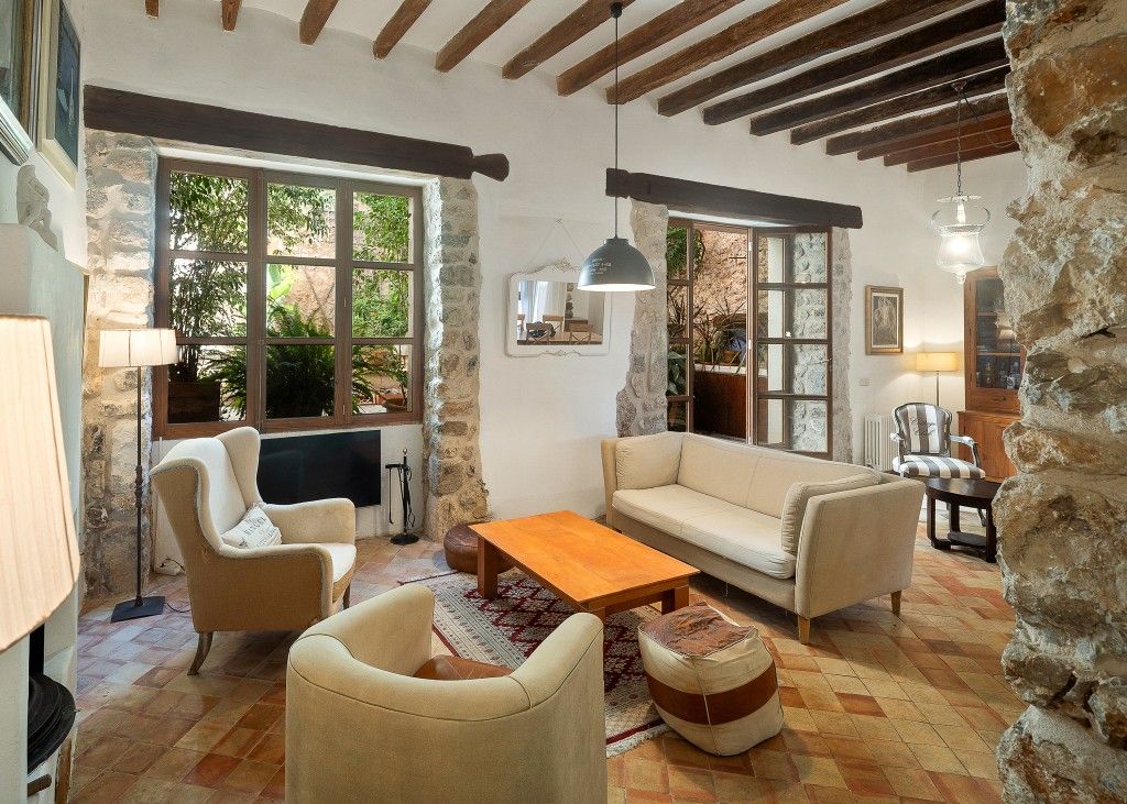 Property photo 3 of 19 Living Room (3)