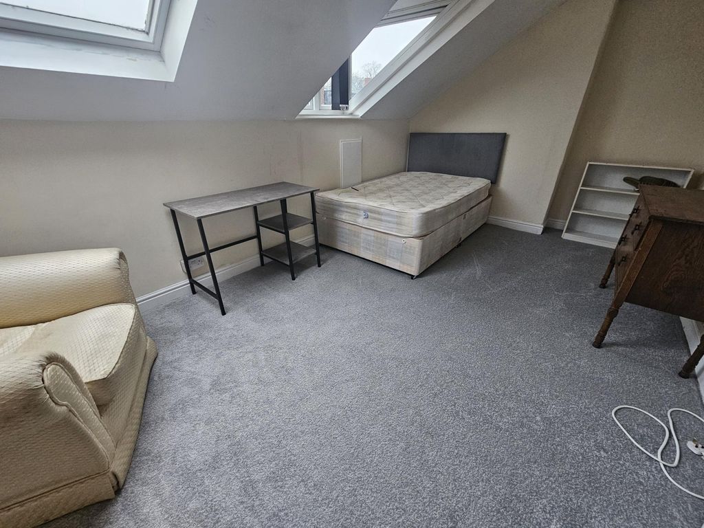 Property photo 2 of 9 Bright Attic Bedroom With A Double Bed, Skylight W...