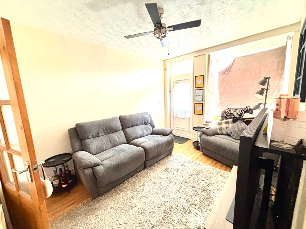 Property photo 3 of 27