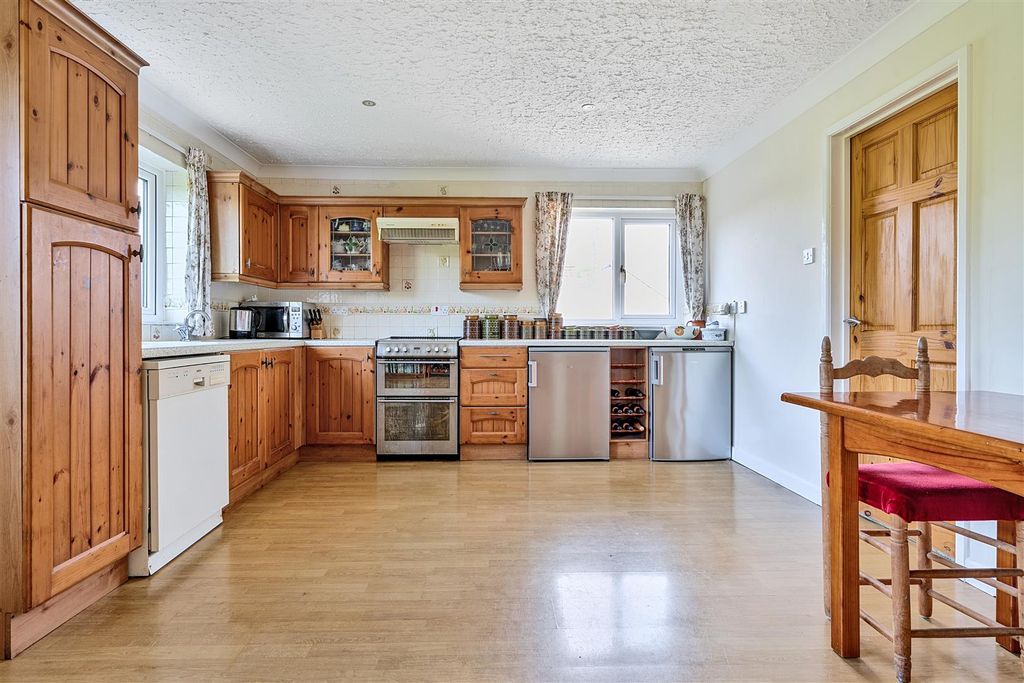 Property photo 2 of 21 1290130-16-6824d342A6Cab-Arw .Jpg