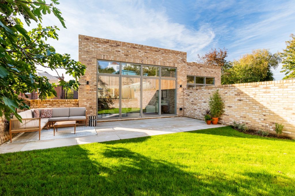 Property photo 1 of 20 4049763