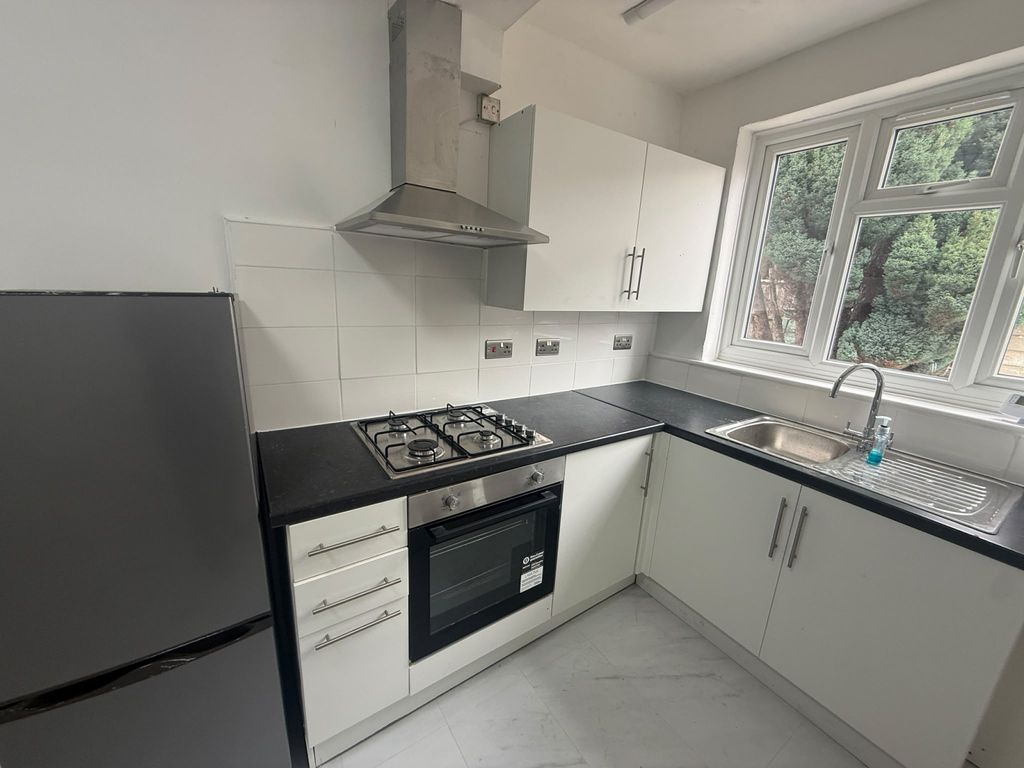 Property photo 1 of 7 2 Bed Ground Floor  Flat To Rent Goodmayes Avenue, Ilford Ig3