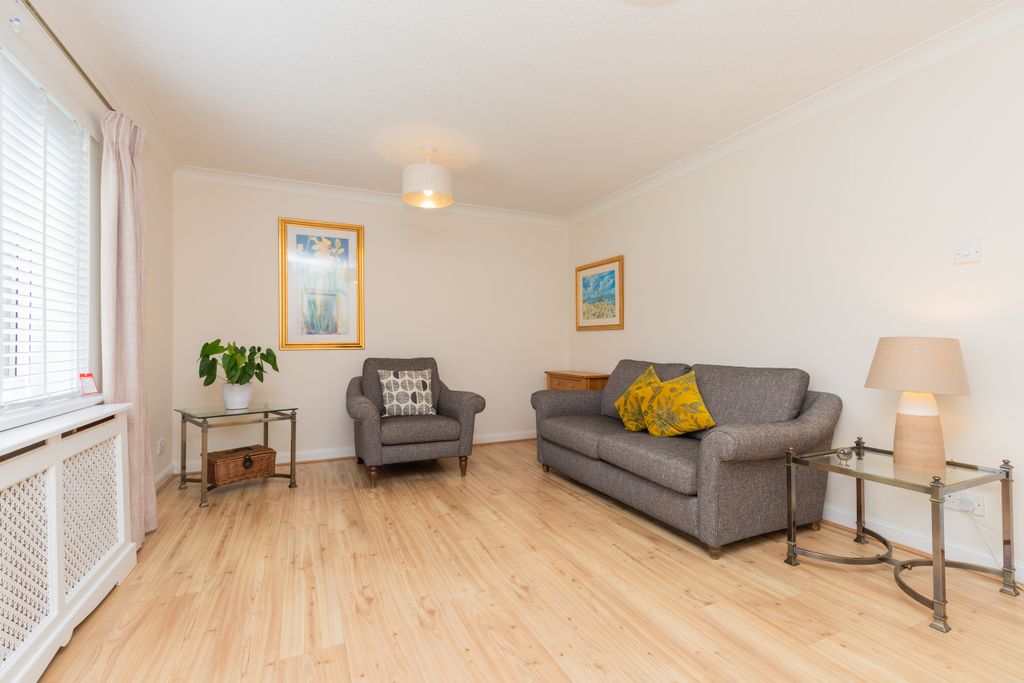 Property photo 3 of 17 Lounge