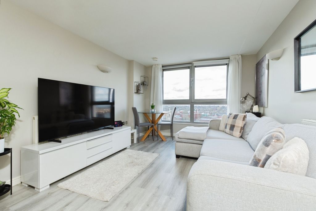 Property photo 1 of 16 Lounge