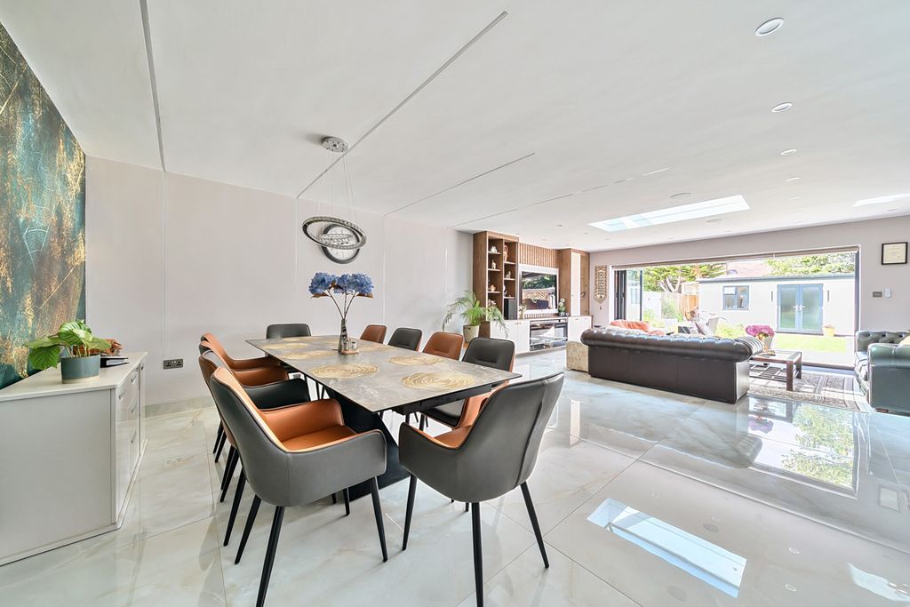 Property photo 2 of 32 1313989-34-68598E...