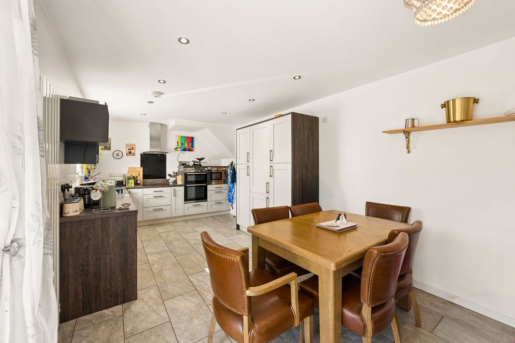 Property photo 2 of 33