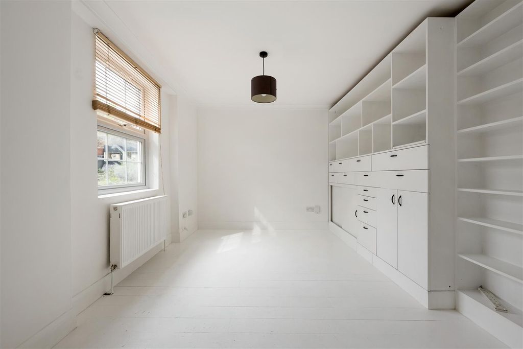 Property photo 2 of 22 Lansdowne Drive, E8