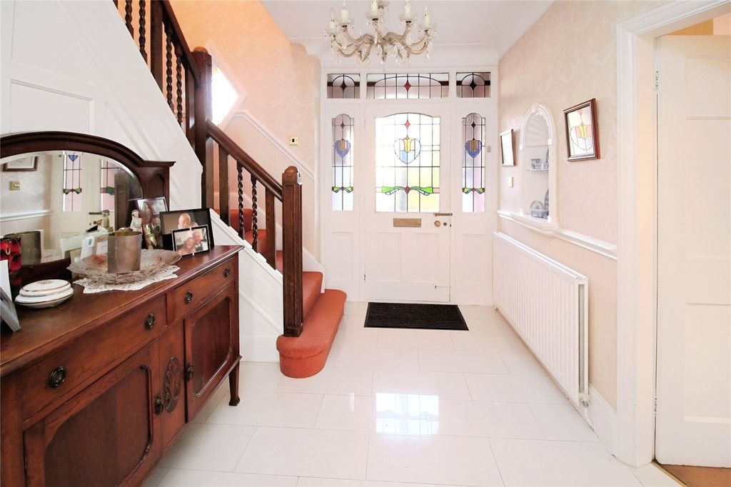 Property photo 2 of 21 Entrance Hall