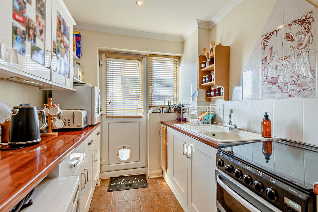 Property photo 3 of 11 8680674-Interior01-800.Jpg