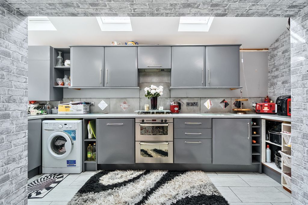Property photo 3 of 12 Kitchen