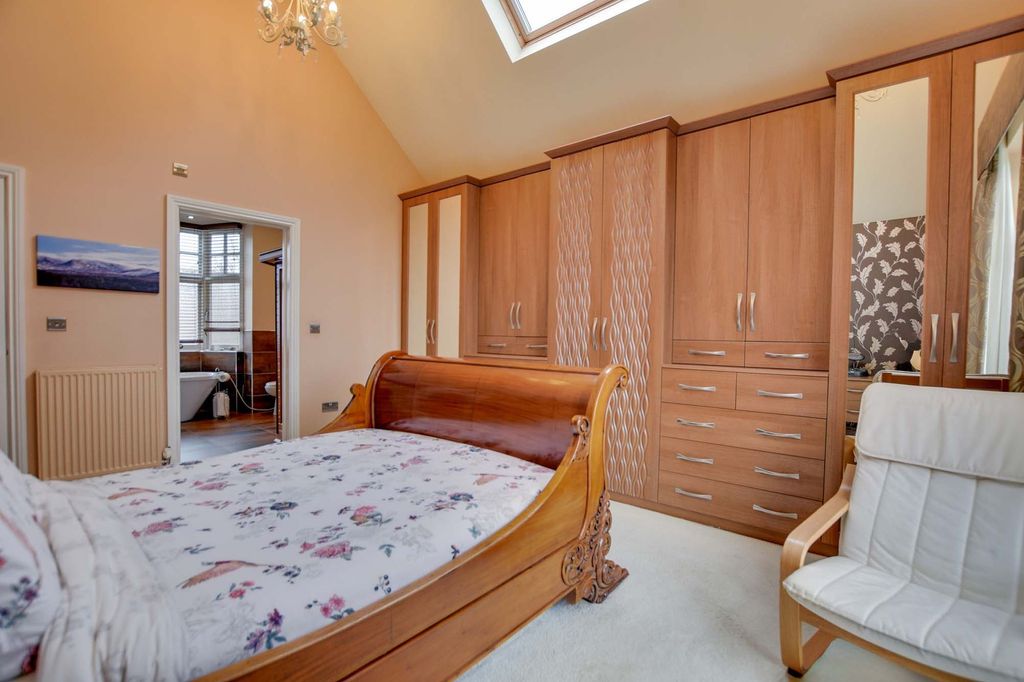 Property photo 3 of 49