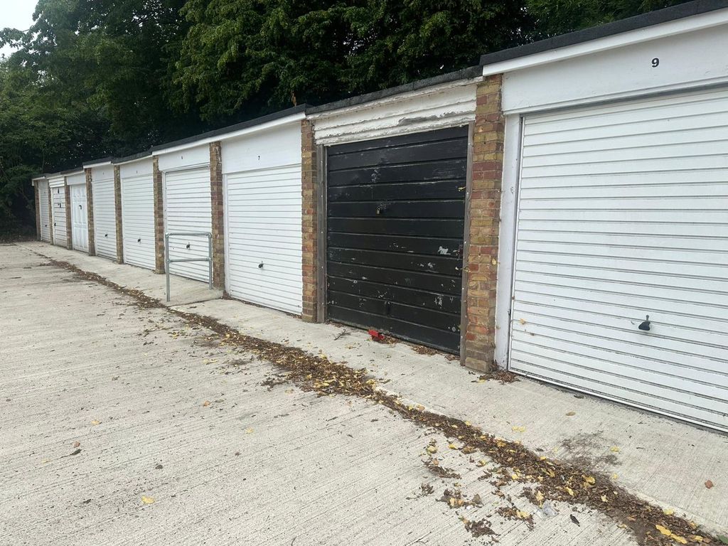 Property photo 3 of 3 Garage 3