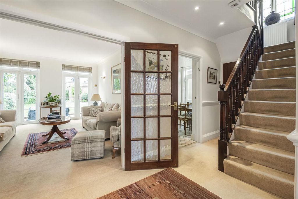 Property photo 3 of 20 'l' -Shaped Entrance Hall: Pic. 1