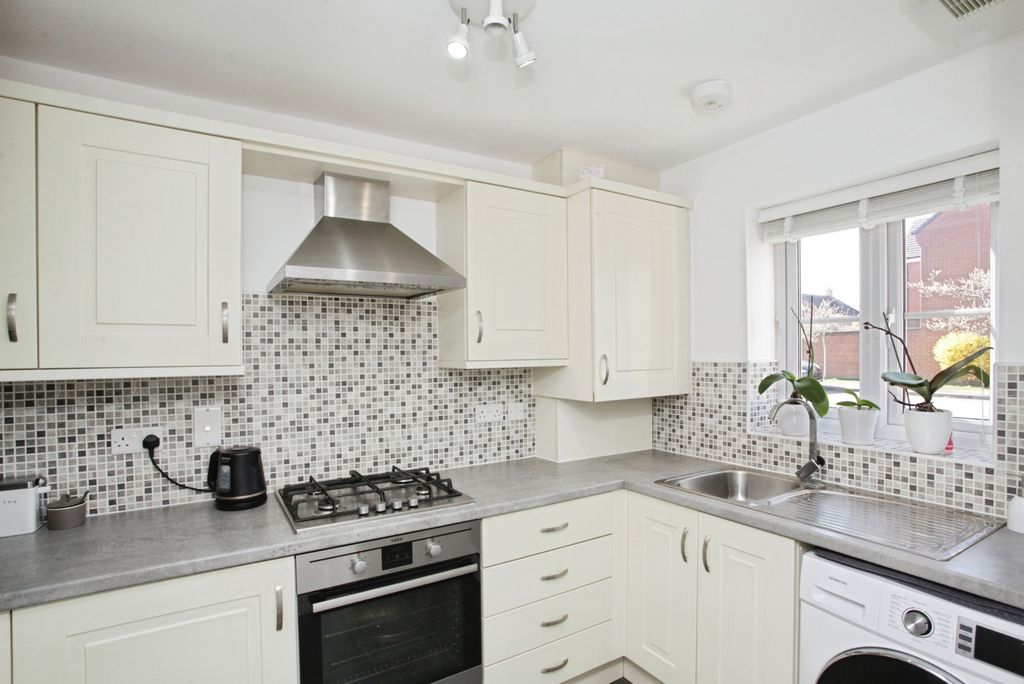 Property photo 3 of 17 Kitchen