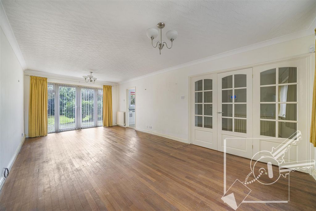 Property photo 3 of 21 Lounge