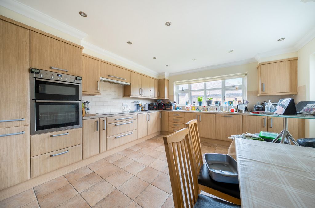 Property photo 3 of 16 1458628-10-6A01E5...