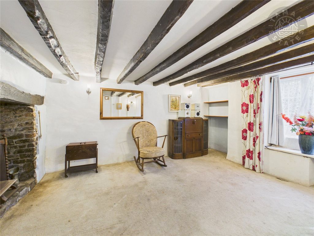 Property photo 2 of 18 Sitting Room