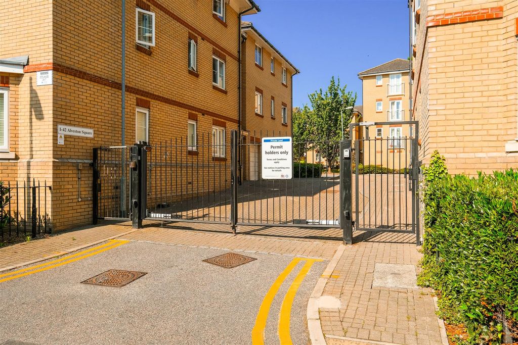 Property photo 2 of 13 8 Alveston Square-15.Jpg