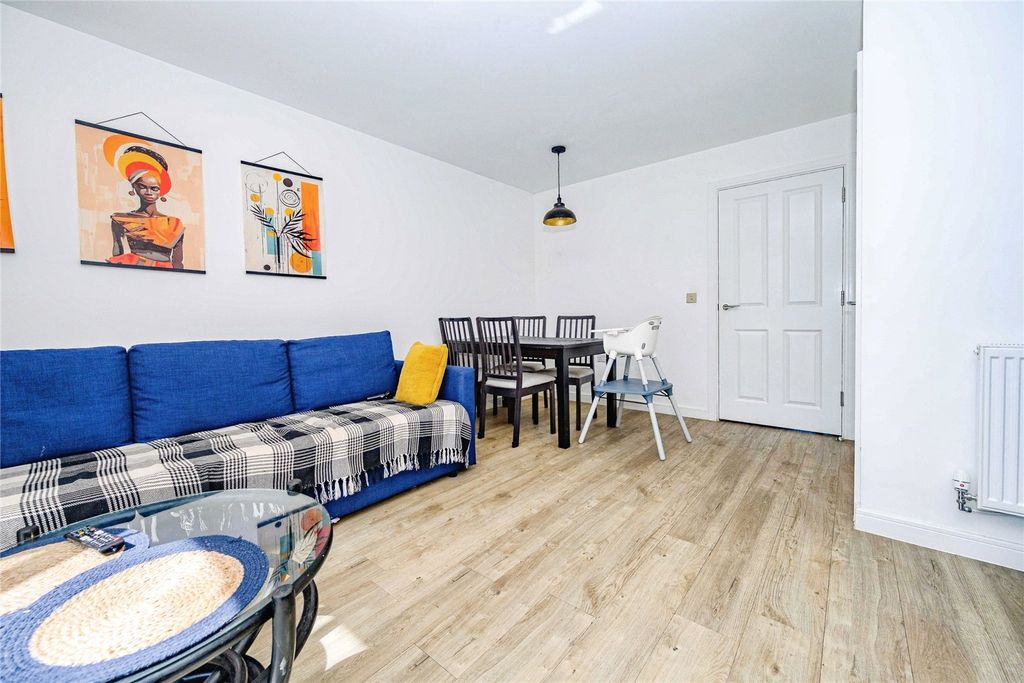 Property photo 3 of 19 Lounge