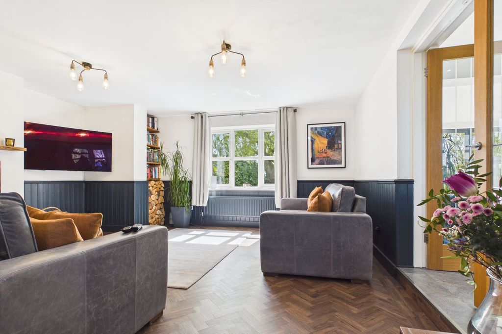 Property photo 3 of 23 Lounge