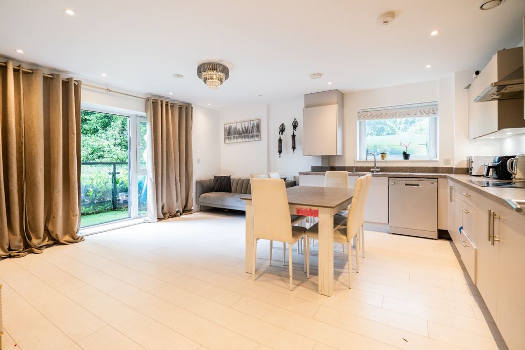 Property photo 1 of 16 4395820