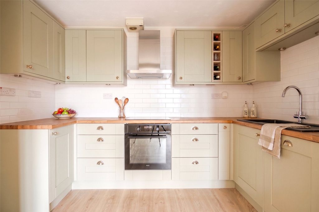 Property photo 3 of 8 Kitchen